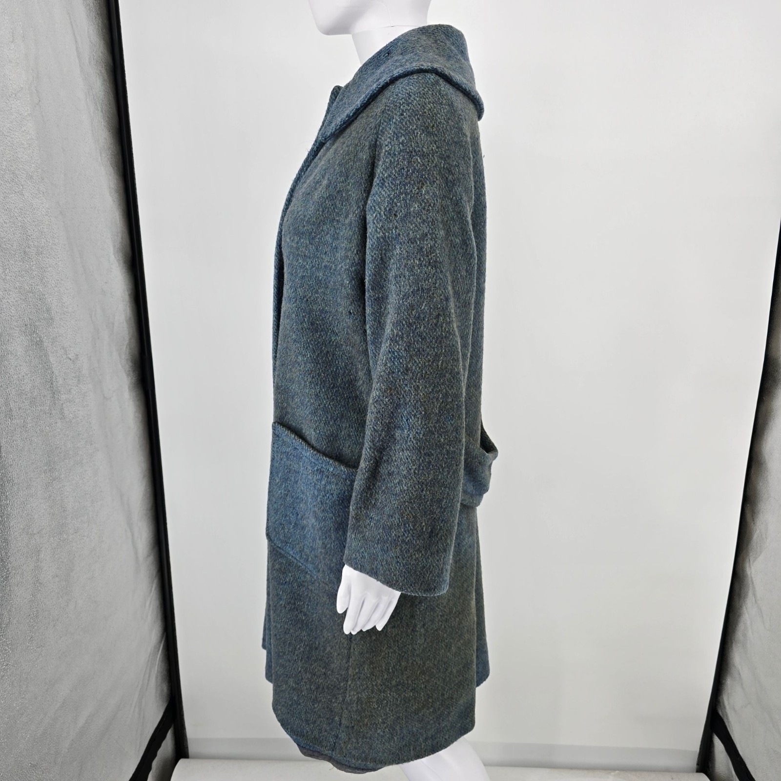 Distressed Vintage 1960s Women’s Heathered Gray-Blue Single-Breasted Coat (M)