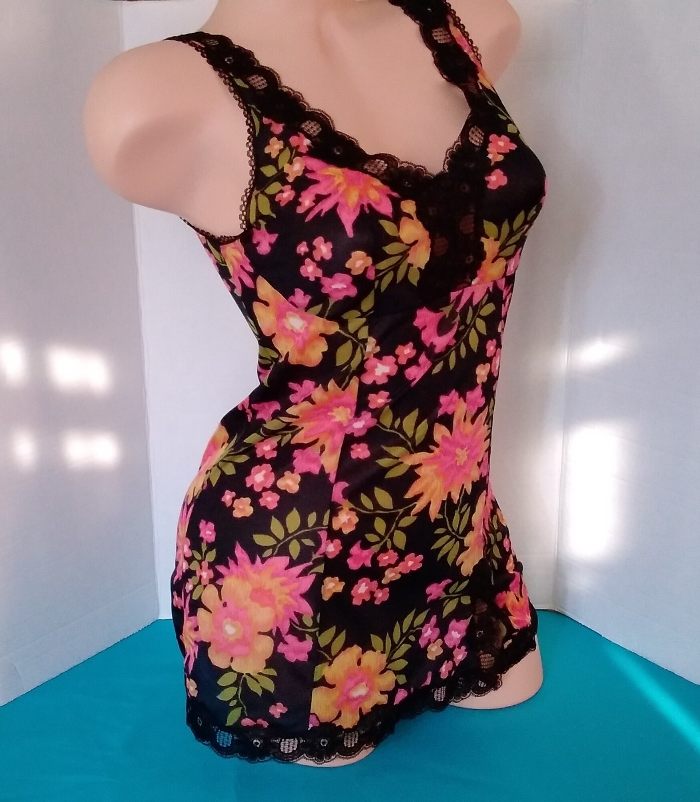 Vintage European 60-70’s Retro Groovy Lacey Short Babydoll Nightie Size S-M