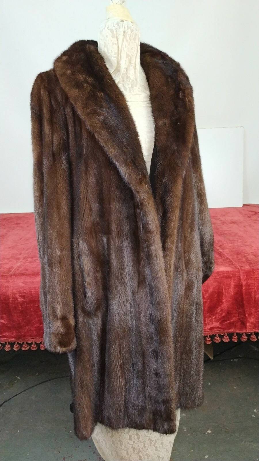 MINK COAT SAGA MINK. GREAT BRIGHTNESS. SIZE 44. SCANDINAVIA. XXTH