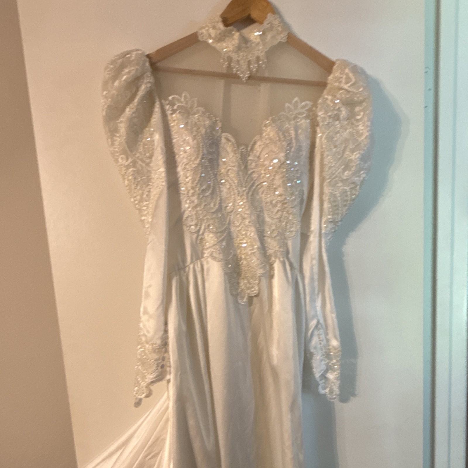 Vintage 80s Women’s Ivory Lace Pearl Bead Long Sleeve Wedding Dress with Train