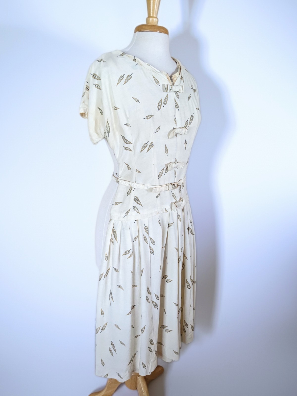 Vintage 1950s Ivory Day Dress Gold Feather Print V-Back Pleated A-Line w Belt