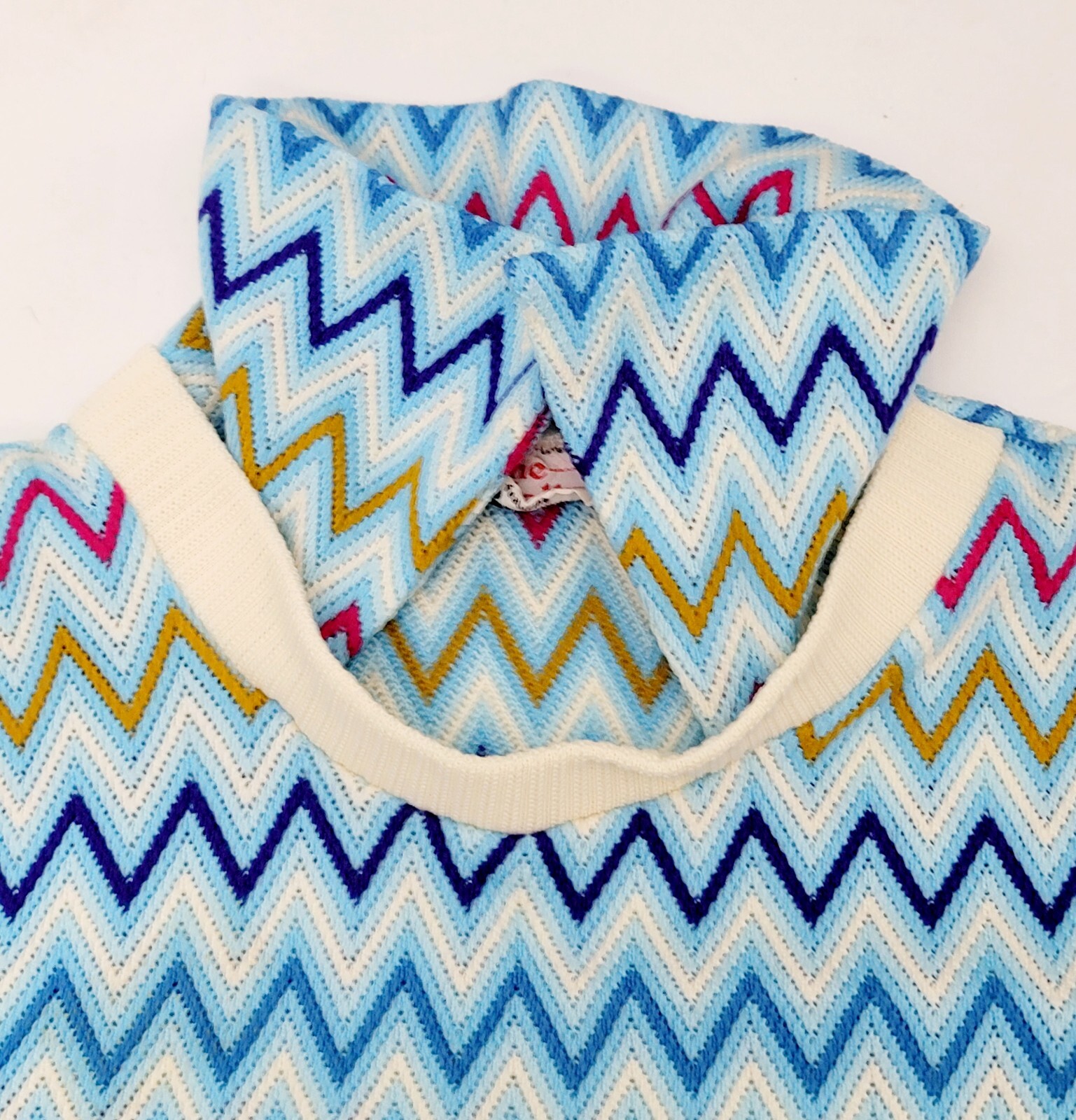 Vintage JANE COLBY Womans MEDIUM Chevron Celanese Fortrel TSHIRT Collar Hem TEE
