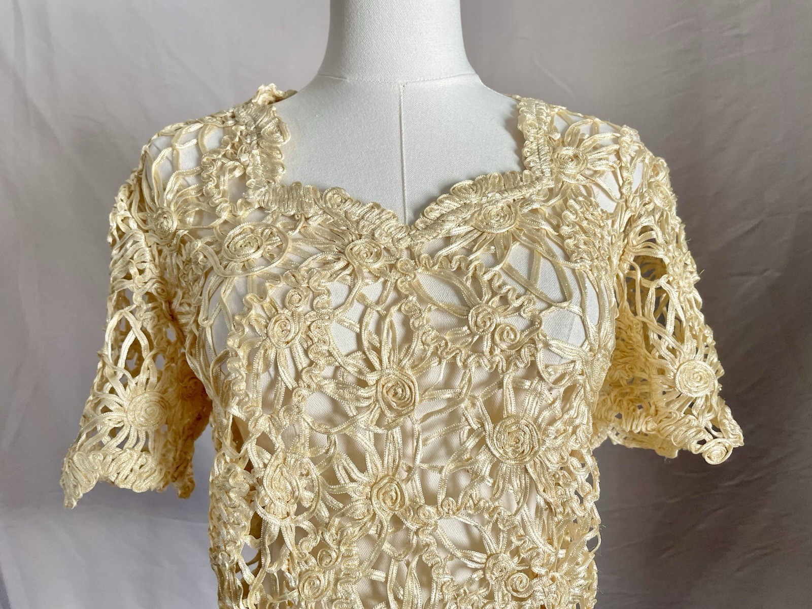 Vintage Boho ribbon crochet short sleeve shirt VTG 1950s Cream And Gold Metallic