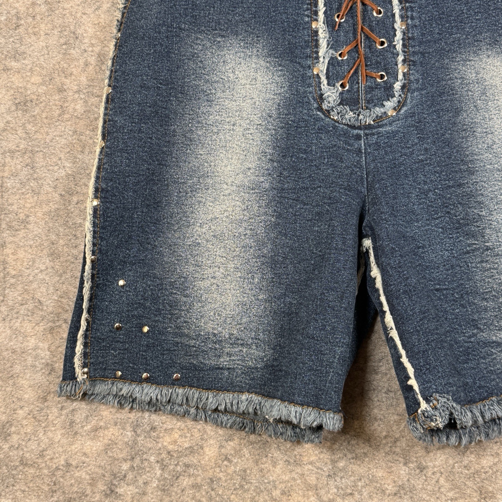 Vintage Y2K NWT Womens Crest Jean Shorts Size 15/16 30×19 Fringe Studs Jorts