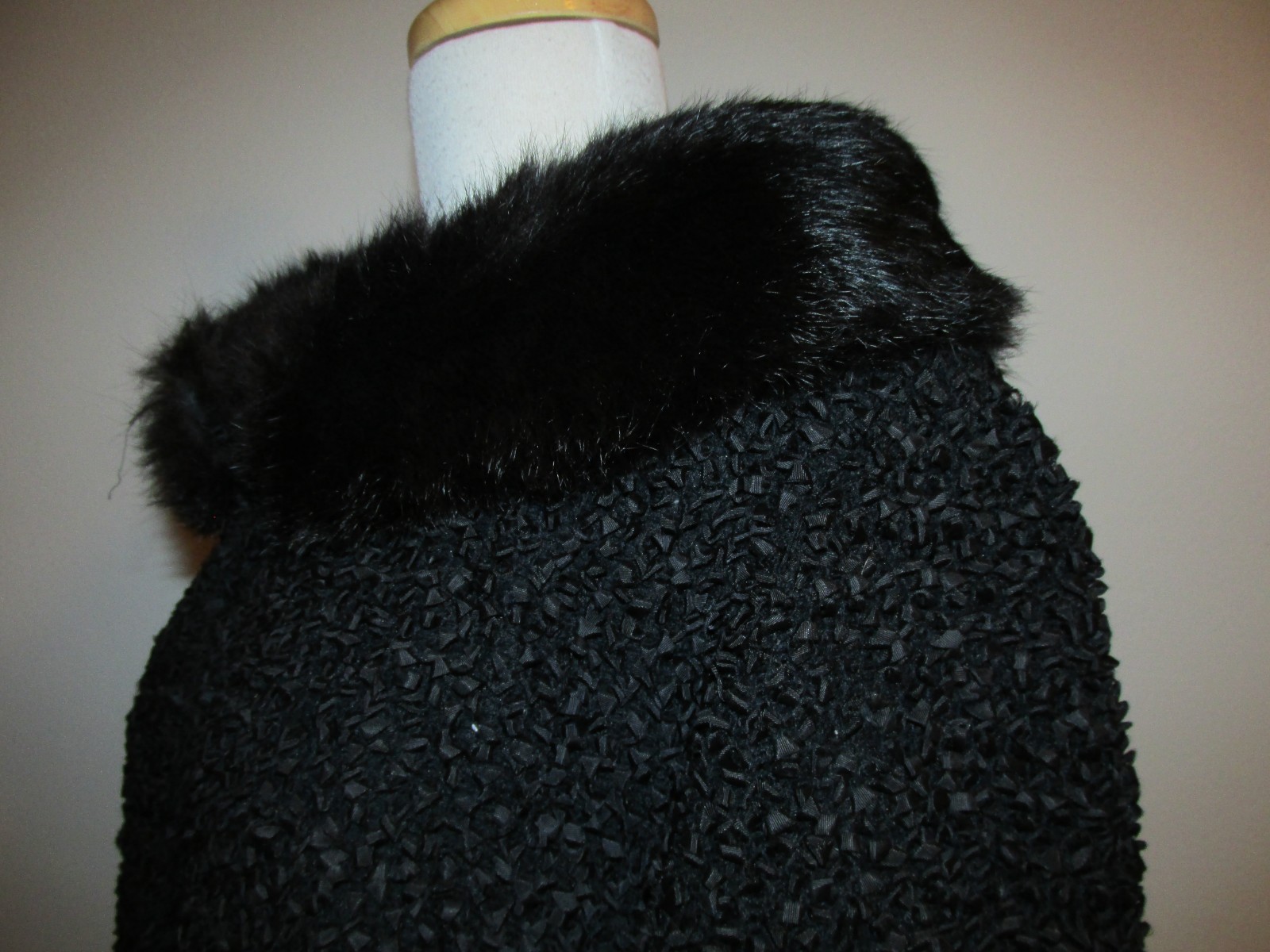 Vintage Size L Black Textured Fabric Fur Collar Jacket Three Quarter Sleeves