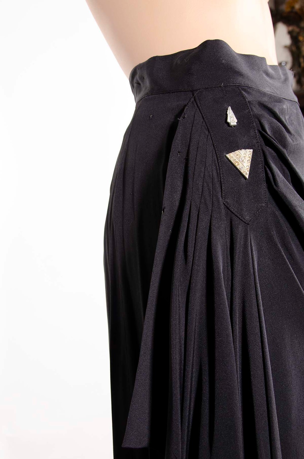 Vintage elegant 30s – 40s Black Rayon Crepe Wrap Sarong Skirt w/pin waist 27
