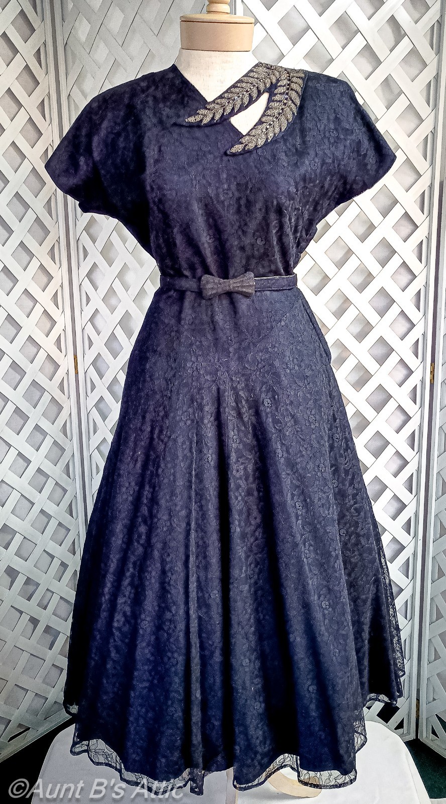 Vtg 40’s- 50’s Dk Navy Lace Over Satin Party/Cocktail Dress W/ Beaded Accent MD