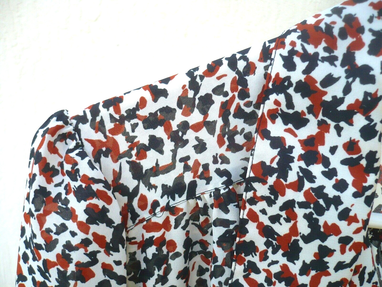 VTG 80S SHAPELY L 12 GEOMETRIC CONFETTI BROWN BLACK WHITE SILKY SHIRT CAP BLOUSE