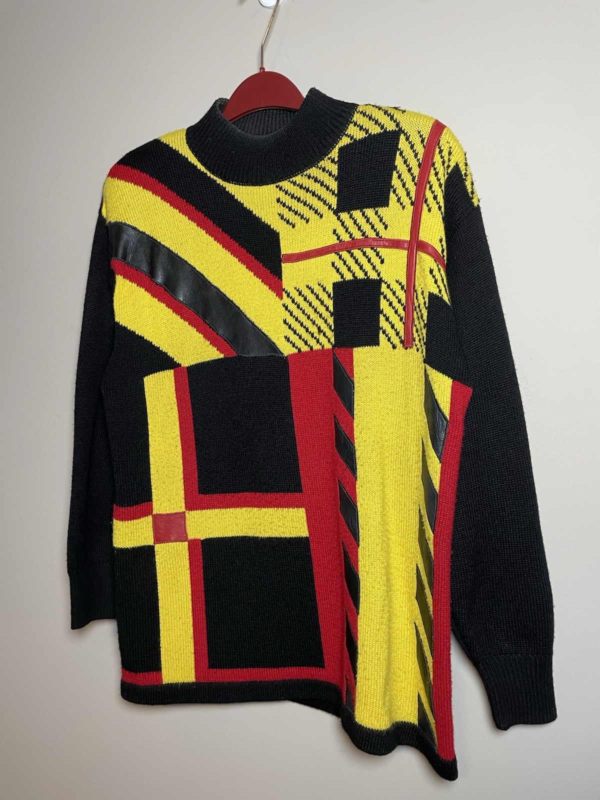 Suzelle Abstract Sweater Black Yellow Red Size Medium (A628)