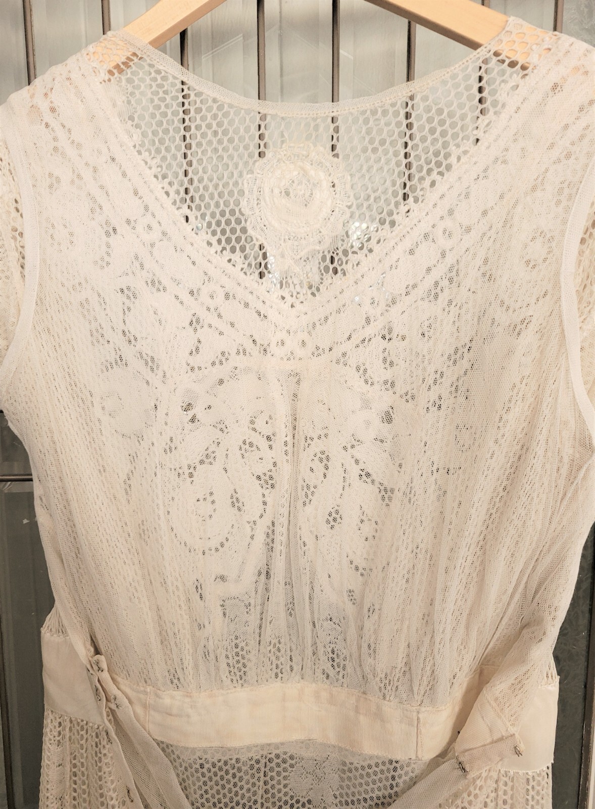 ANTIQUE EDWARDIAN IVORY WOVEN MESH NET DRESS ORNATE IRISH CROCHET WORK BOBINET