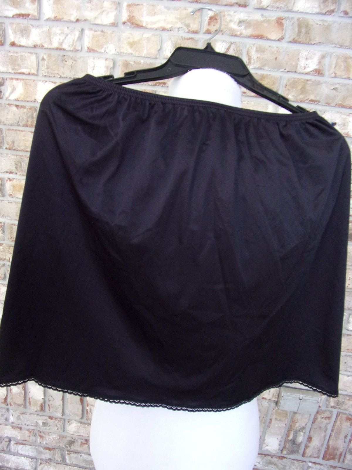 VINTAGE SHORT LENGHTH 18″ BLACK 1/2 SLIP WAIST 26″-28″ LINGEERE