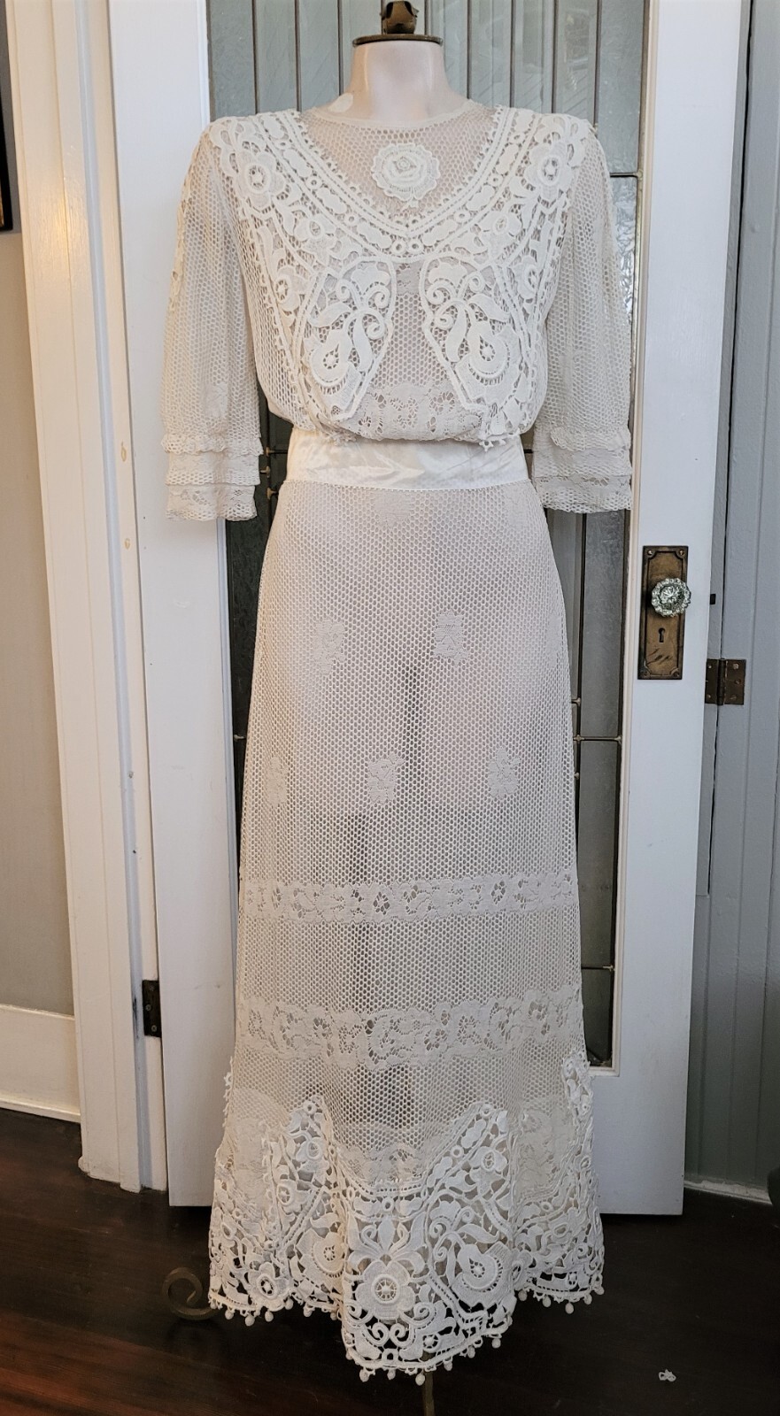 ANTIQUE EDWARDIAN IVORY WOVEN MESH NET DRESS ORNATE IRISH CROCHET WORK BOBINET