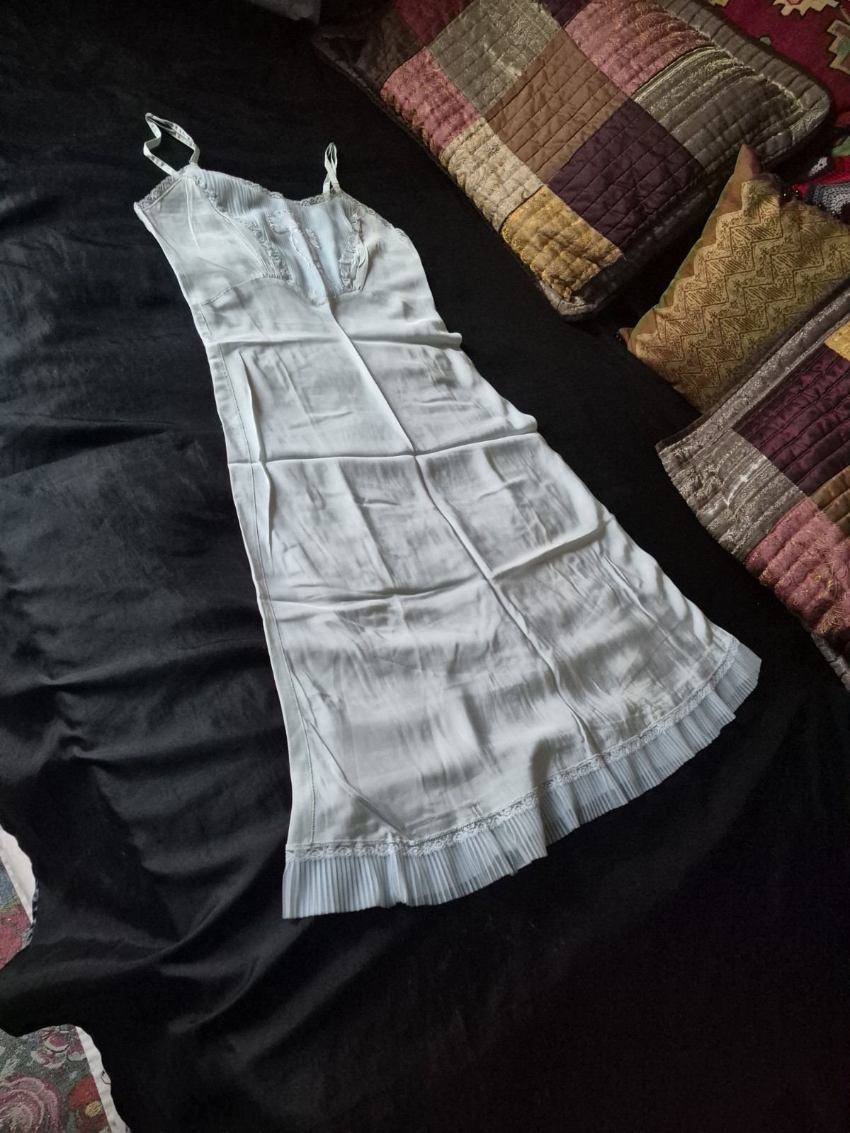 Vintage NWOT Blue Rayon Carillon Full Slip Size 34