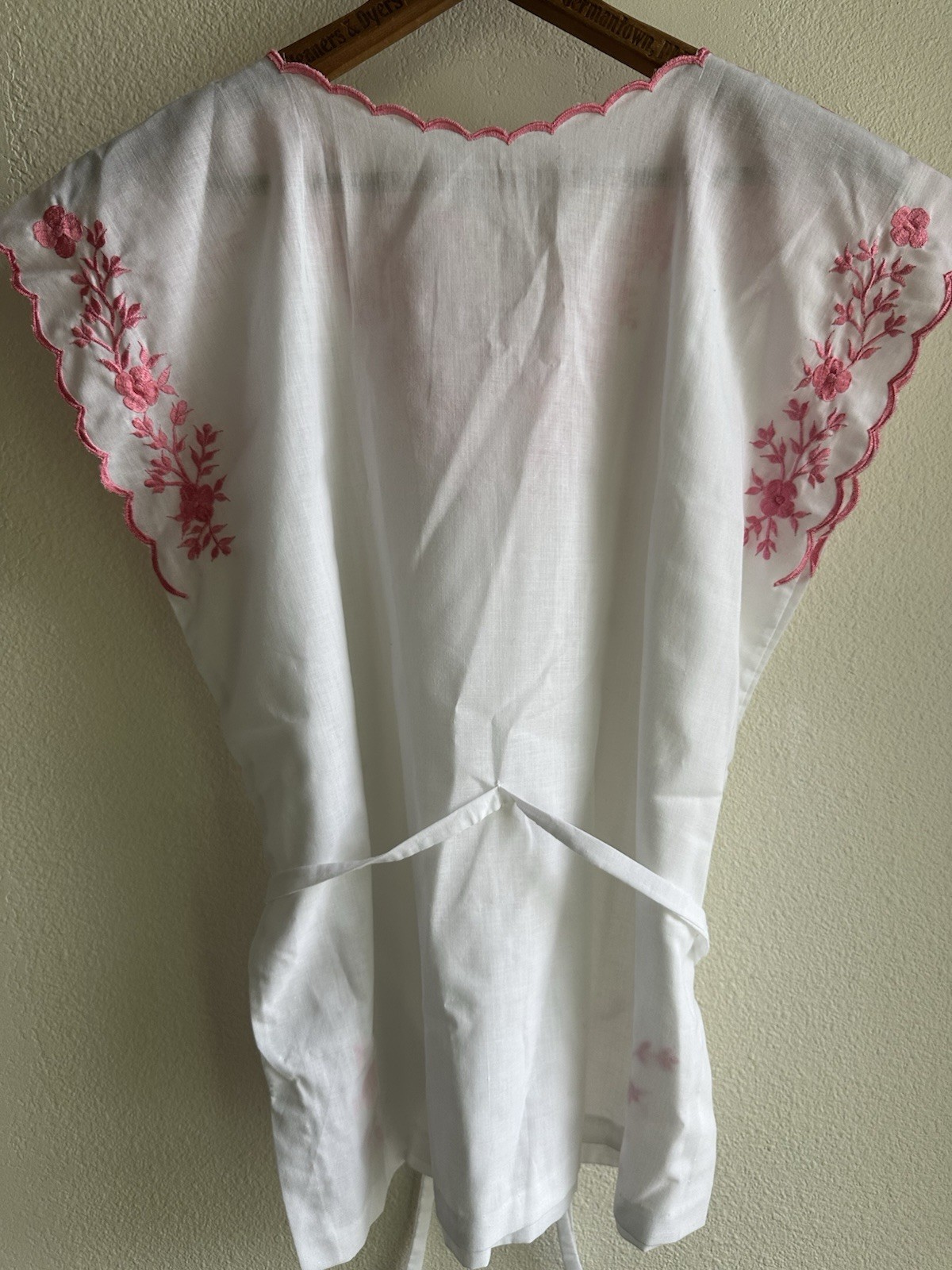 Vintage 70’s/80’s Embroidered Blouse with Tie Women’s Size M White and pink