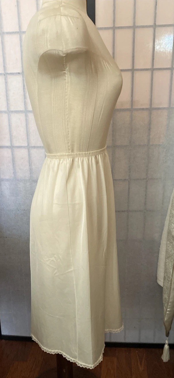 Vanity Fair VTG 60/70 LG Dacron Poly/Nylon Lace-Embellish 1/2 Slip MI USA (READ)