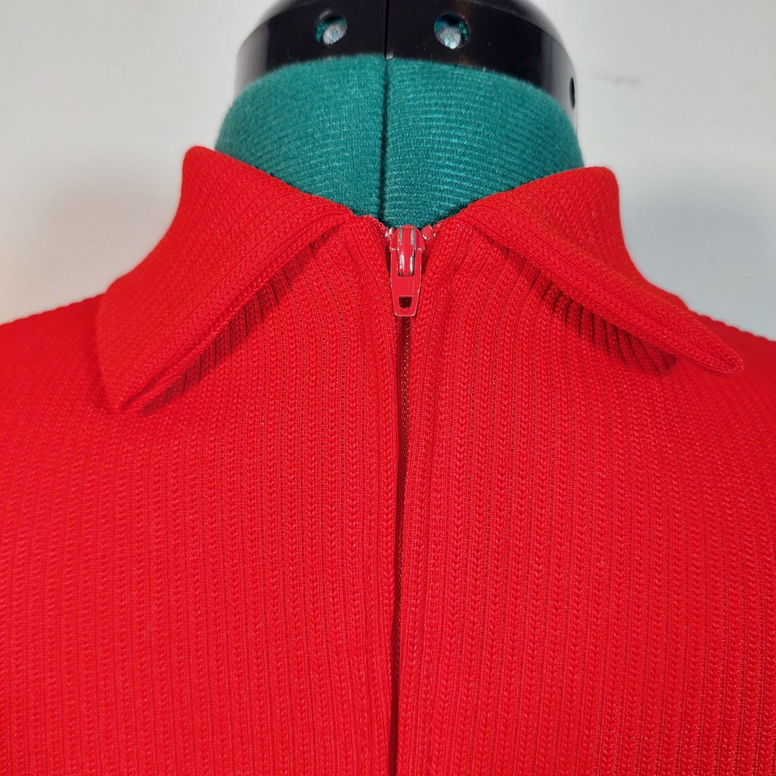 Vintage Red Ribbed Sleeveless Mod Top Back Zip