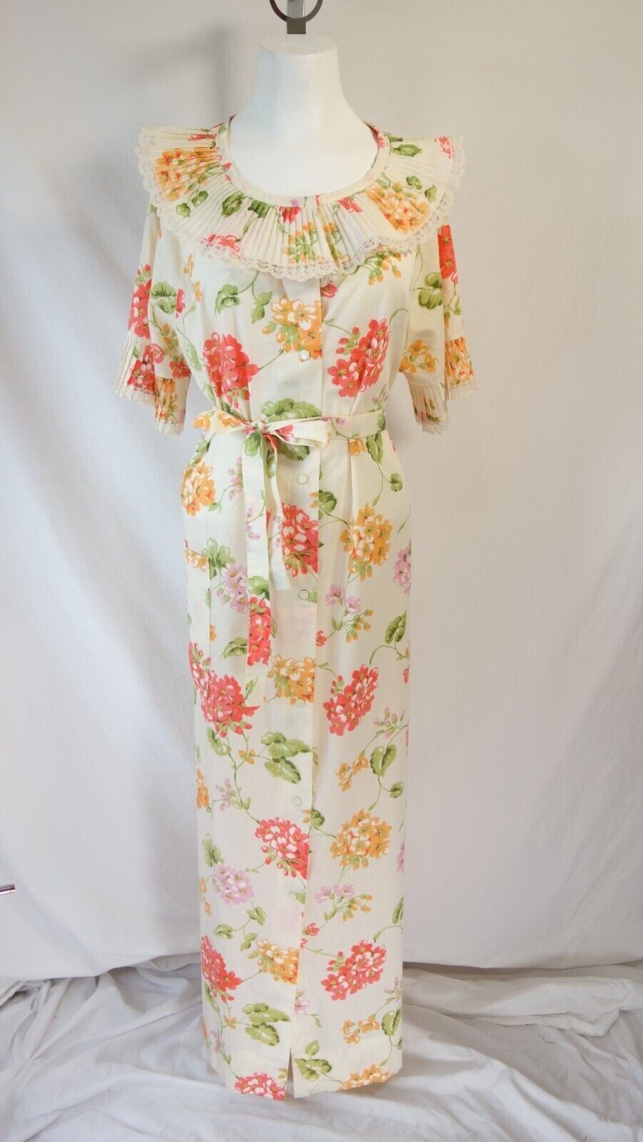 Large Vintage komar for leisure living House Cream Floral Dress w/ Pockets Belt