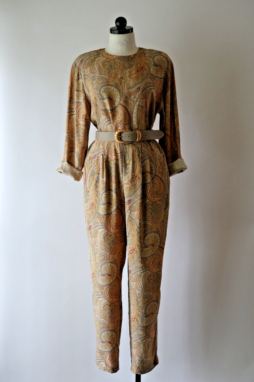 1990s Vintage Tan Beige Paisley Silk Minimalist Top Pants Two Piece Set Suit S M
