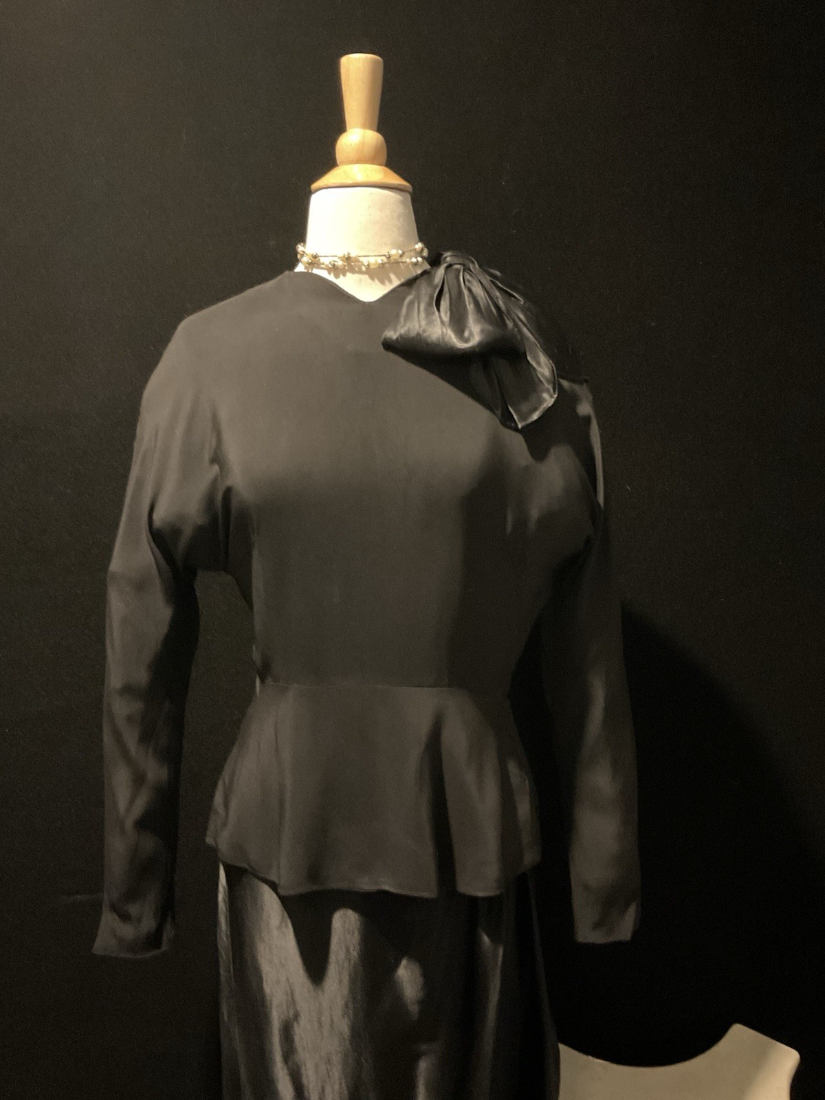 VINTAGE 40s 2 PIECE OUTFIT. SATIN BACKED CREPE. BEAUTIFUL AND TIMELESS
