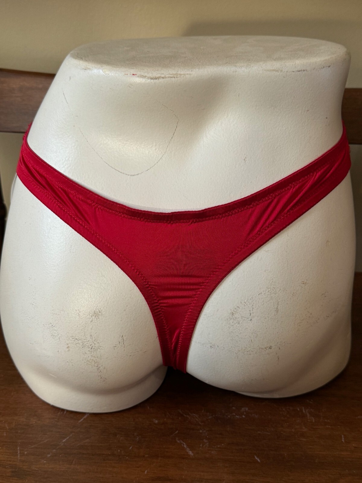 VINTAGE SOMA RUBY RED ~ SENSUOUS LACE SPECIAL EDITION THONG PANTIES MEDIUM NWT