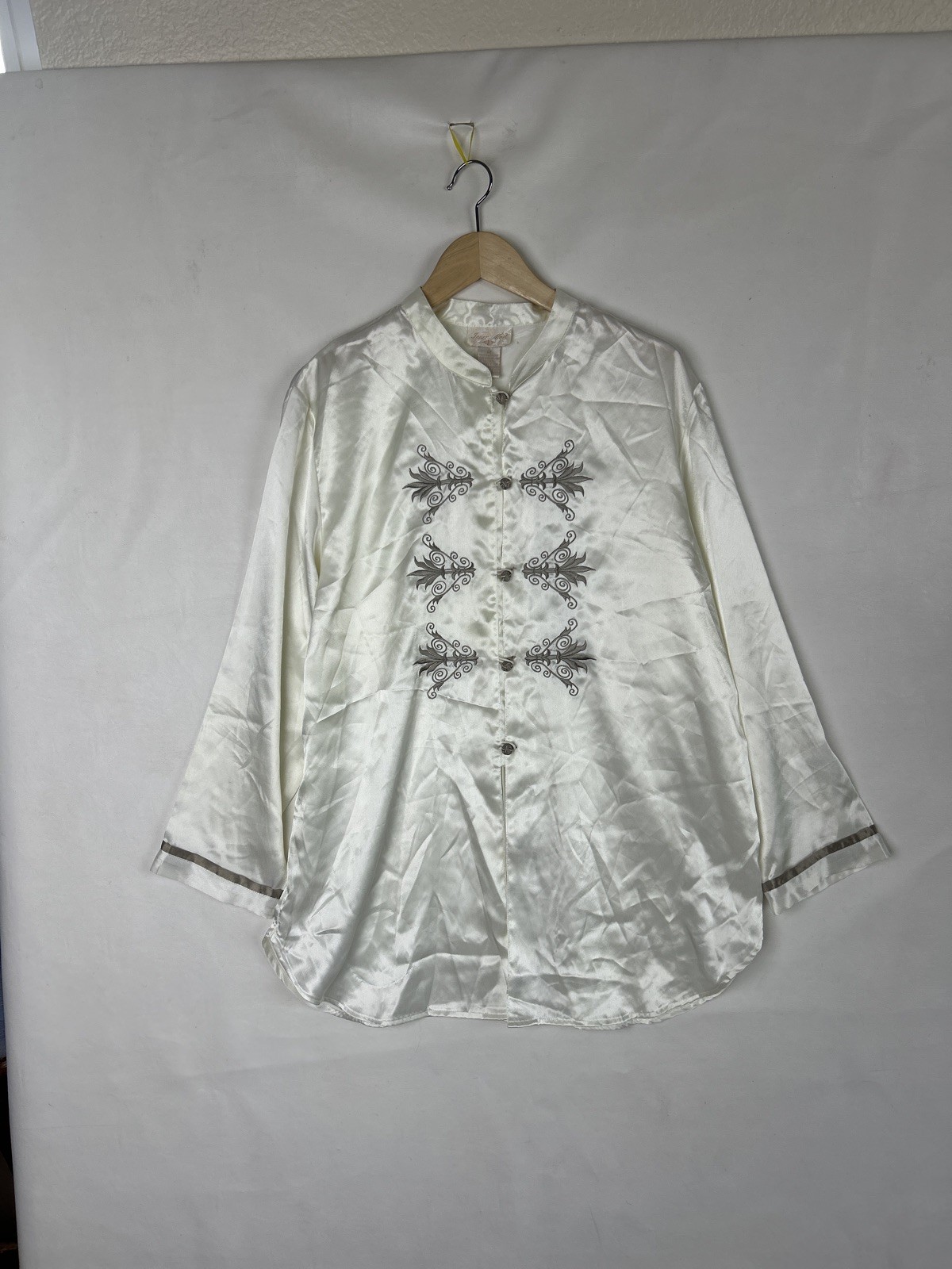 VTG Inner Most White Satin Embroidered Pajama Top Mandarin Collar Frog Closures