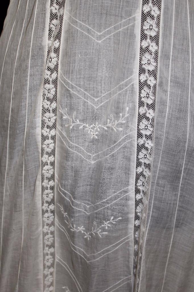 VERY RARE ANTIQUE EDWARDIAN HIGH NECK COTTON EMBROIDERED AND LACE DRESS SIZE 4