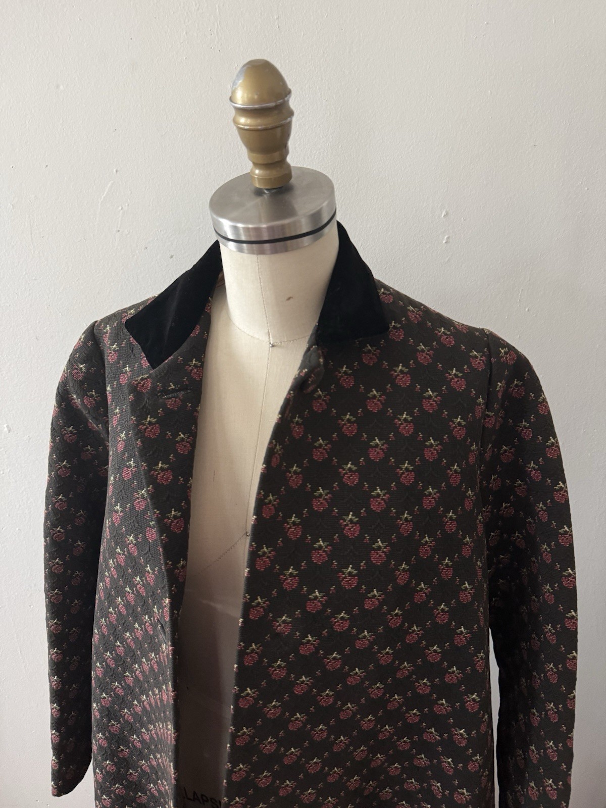 Mid-C Floral Jacquard/Matelassé/Quilted Full Length Tapestry Coat Velvet Collar