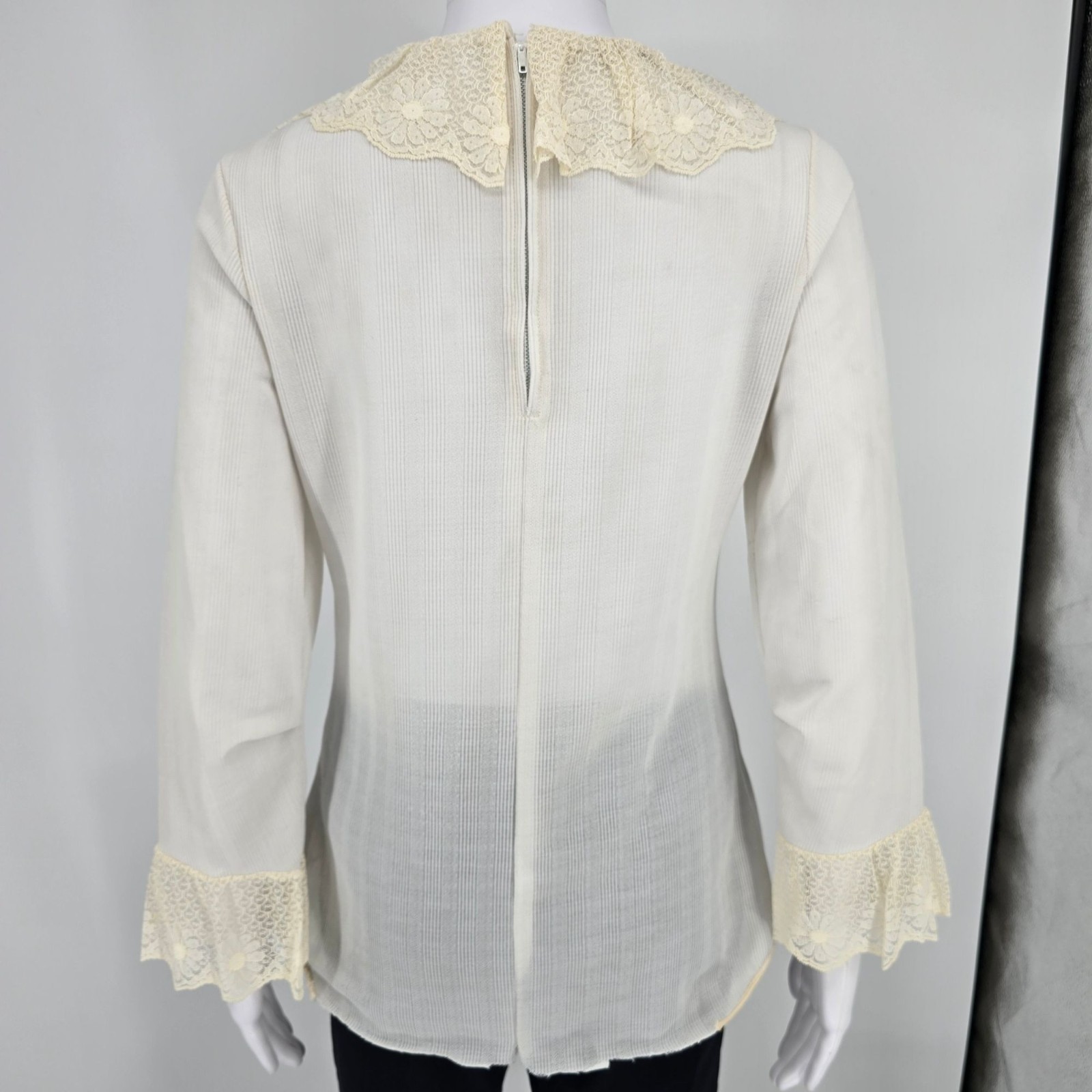 Vintage 1970s Ivory/Cream Lace Ruffle Jabot Ribbed Knit Victorian Blouse (M)