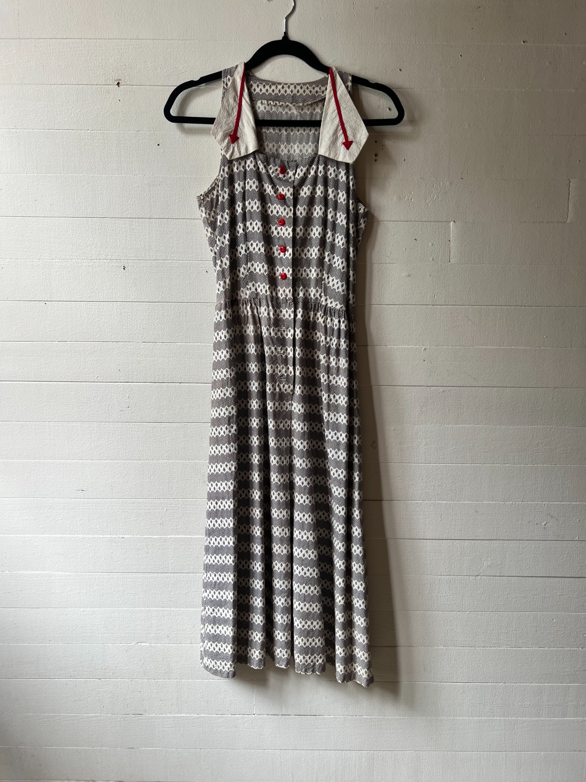 Vintage 1940s Dress with Arrow Details and Buttons 35x28x46 AR FL