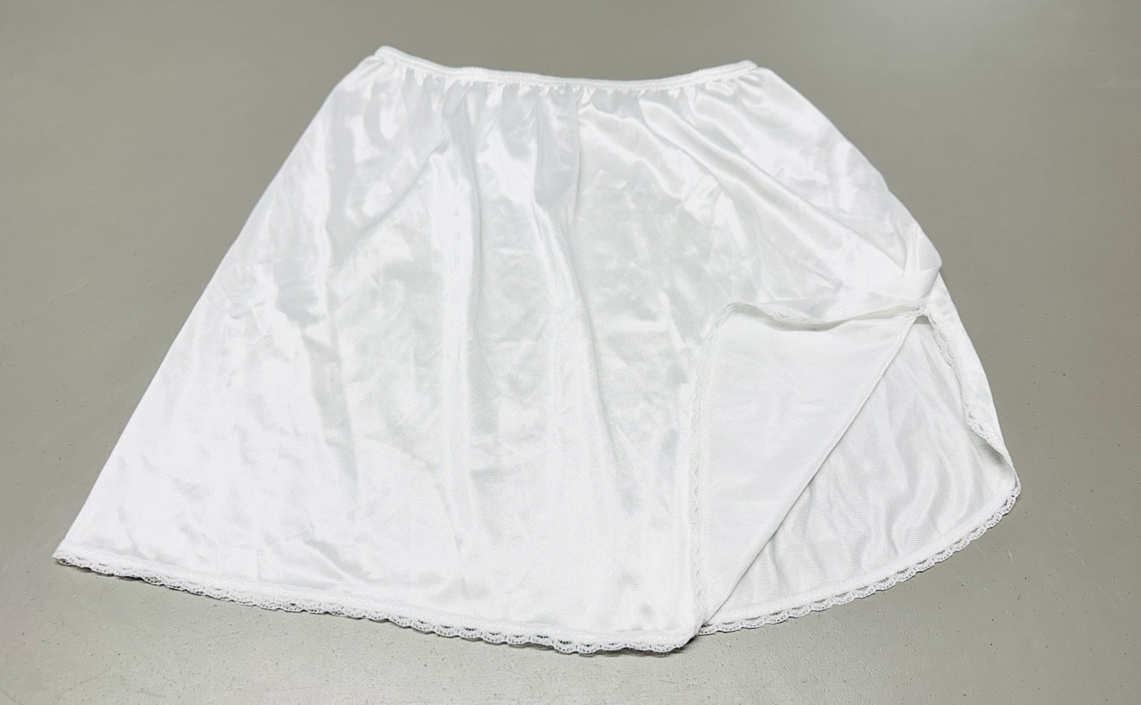 Vtg Vassarette Nylon White Side Slit Mini Lace Trim Sissy Half Slip Sz S EUC