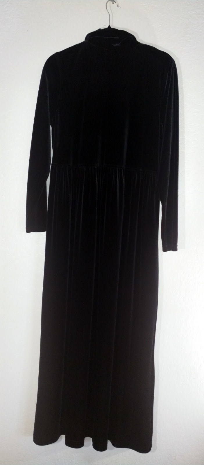 Vintage Womans SM long sleeve long black velvet dress robe Jones New York sport