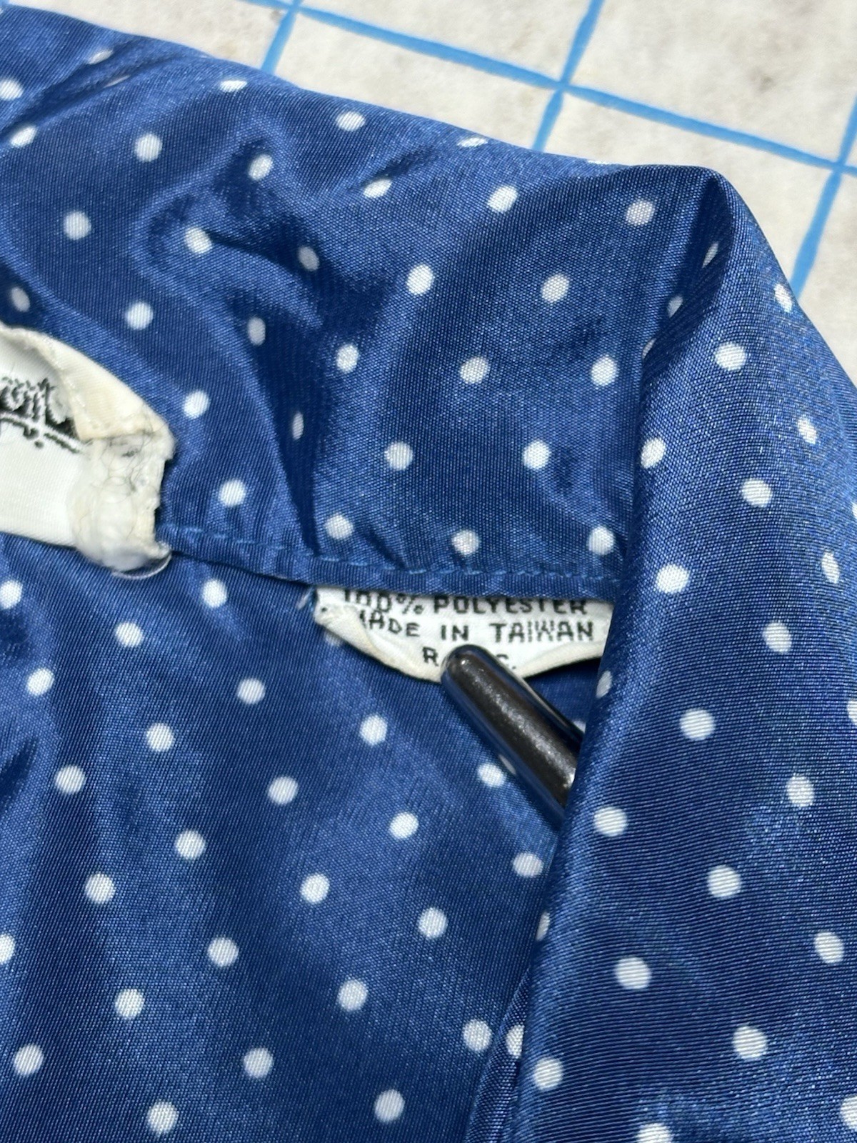 Vintage Lady Manhattan 70s Polka Dot White Blue Button Up Collared Blouse Pin Up
