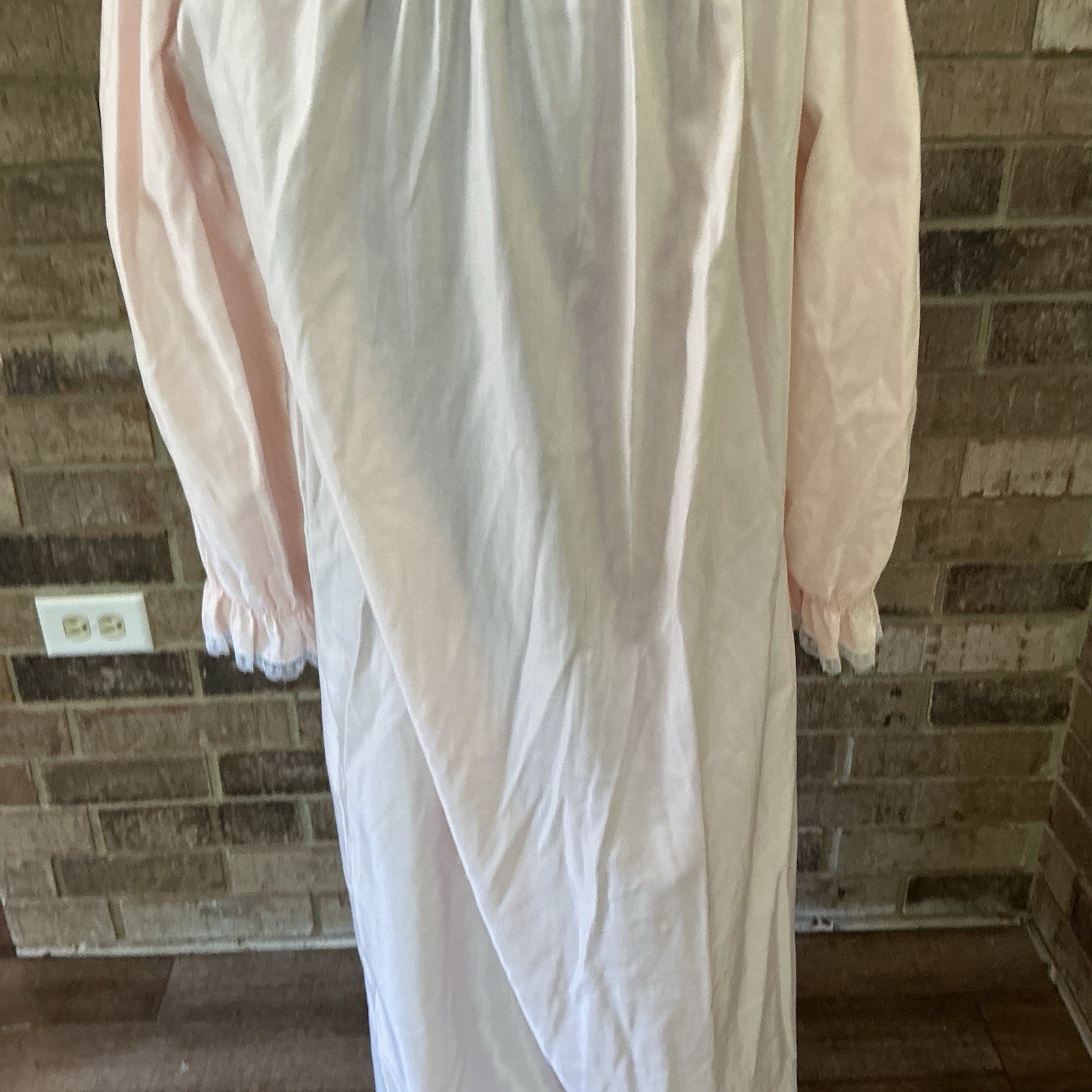 Size M – VINTAGE Barbizon Cuddleskin White Nightgown Long Sleeve Collared #23609