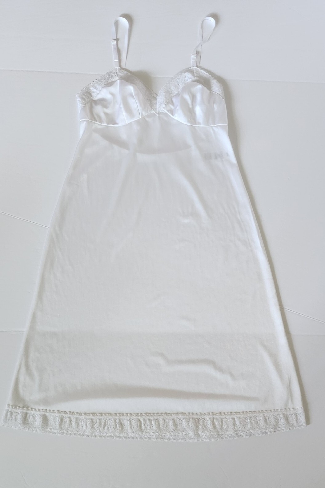 Vintage VANITY FAIR White Nylon Full Slip Lace Trim Style 10-103 Size 34/40 22″