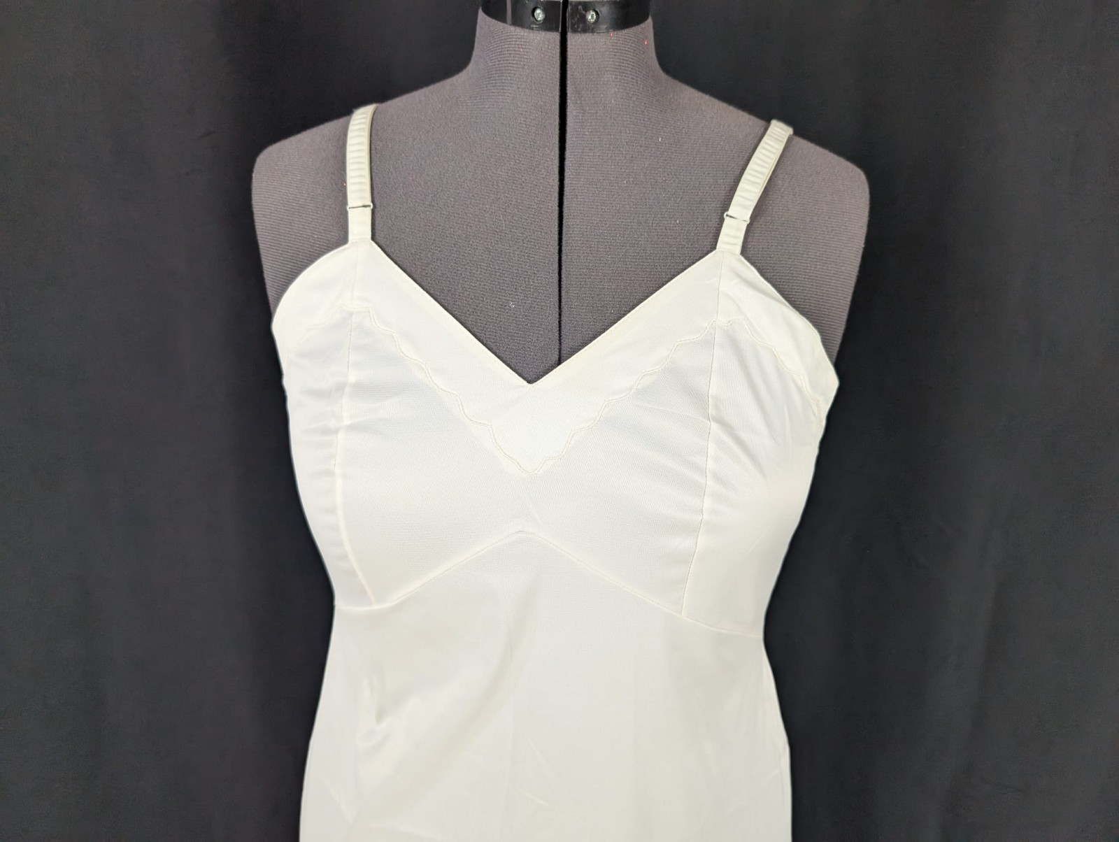 Vintage Montgomery Ward White Slip Sz 32-L