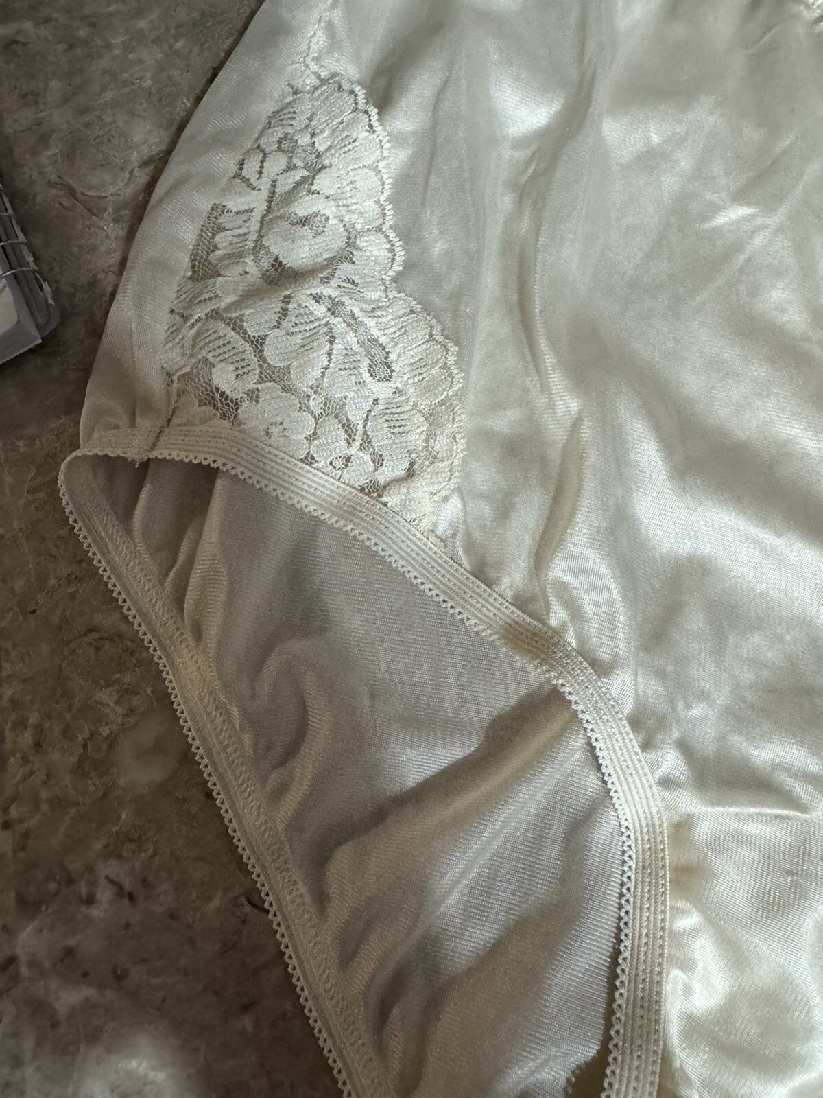 VINTAGE VANITY FAIR SHEER GRANNY PANTY WITH LACE . SIZE 6 / 42. BEIGE