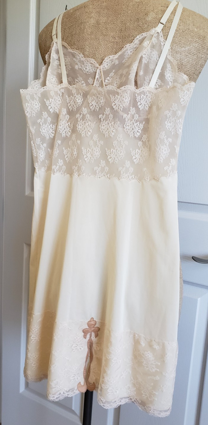 VNTG Bali Lacy Full Slip Ribbon Applique at Front & At Slit Back Nylon Sz 34 SH
