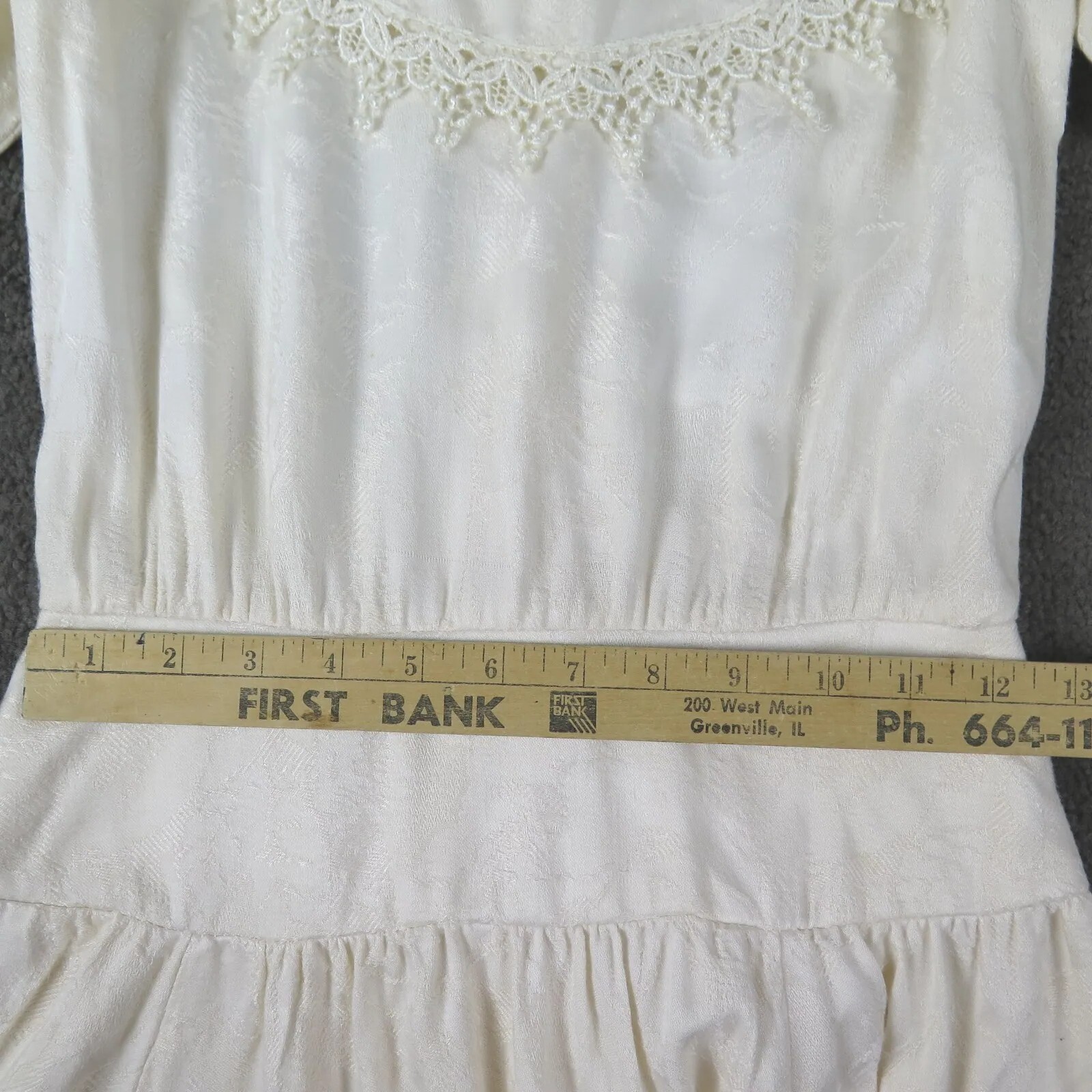 Vtg Cream Lace Dress Women’s size 5/6 Unbranded 80’s Soft Fabric Padded Shoulder