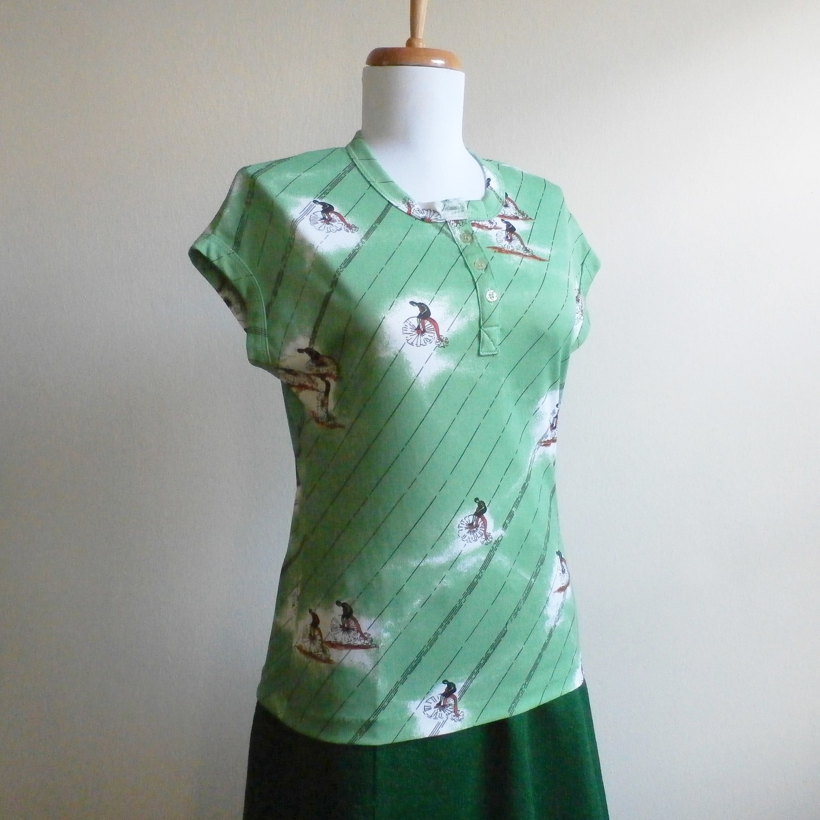 VTG 60s 70s Green Novelty Print Top Victorian Bicycle Short Sleeve Henley Shirt
