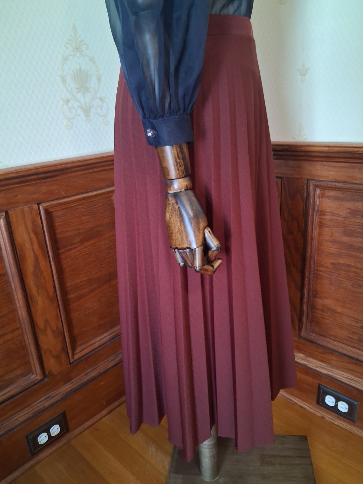 Vintage 1960s/70s Ivy Stevens Maroon Accordion Pleat Preppy Dark Academia Skirt