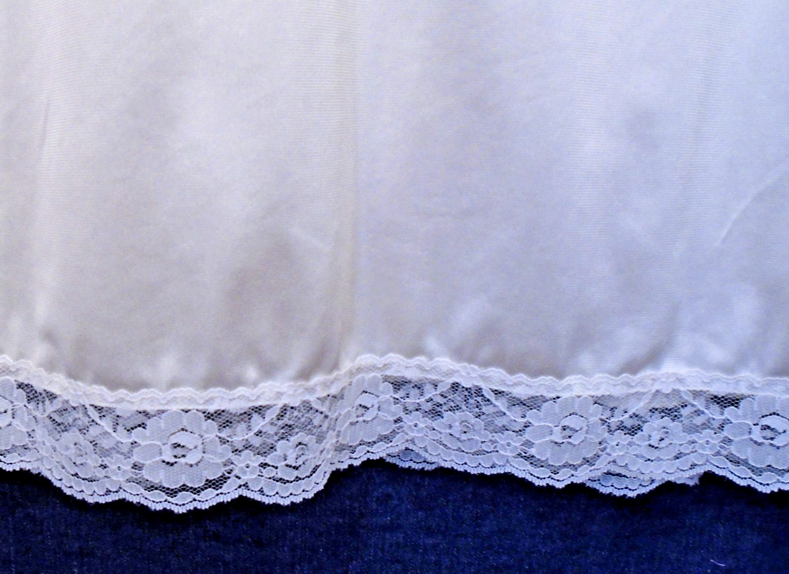 Vintage Off-White Nylon Full Slip A-line Rose Floral Lace 36″ Bust