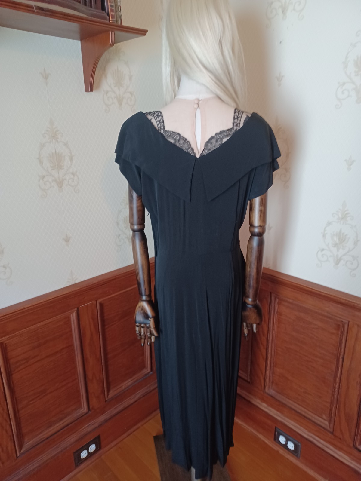 Vintage 1940s Black Cocktail/Wiggle dress with nude-color and lace accents