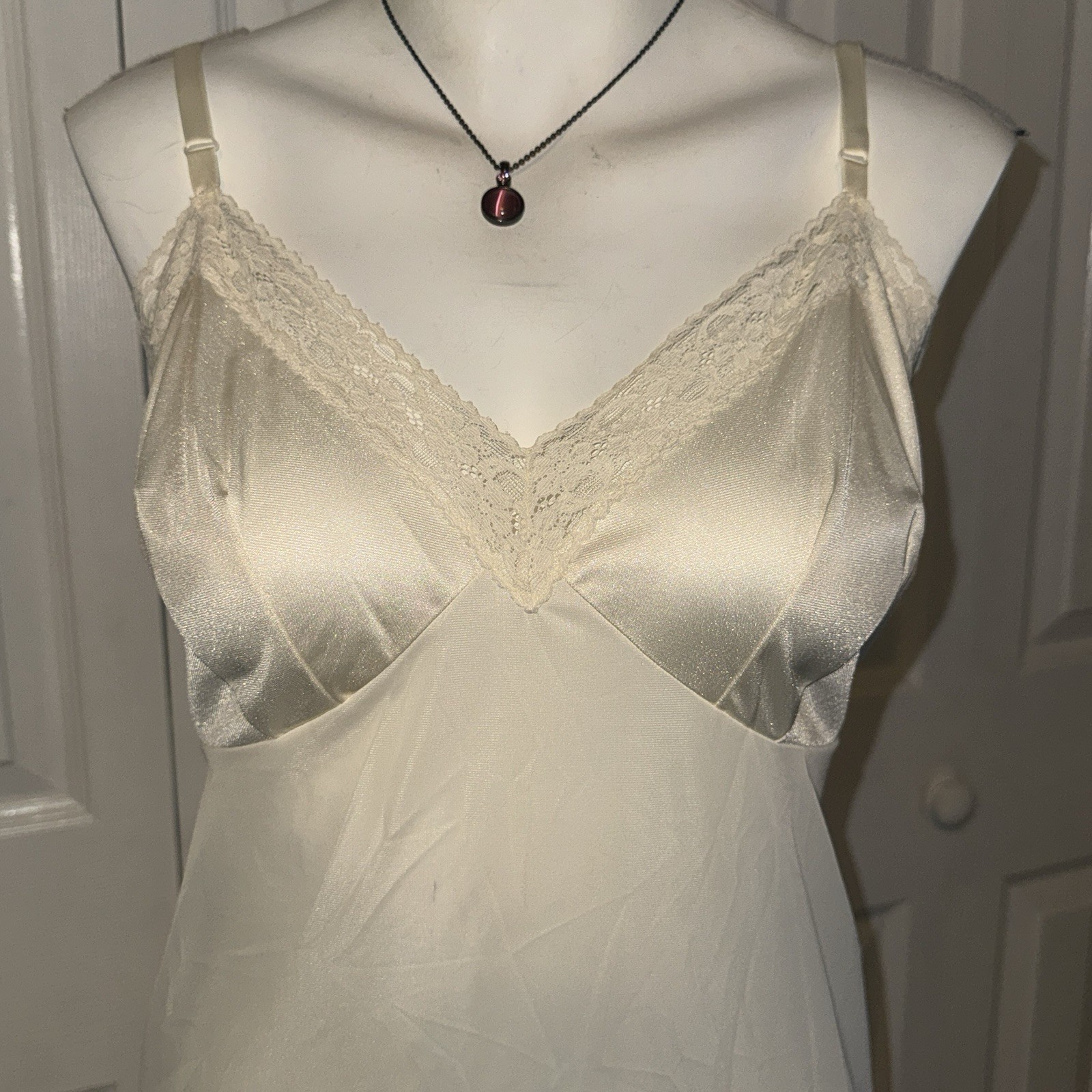 Vanity Fair Beige Vintage Slip Silky Nylon Lacy Women’s Sz 40 Fairy Glamorous