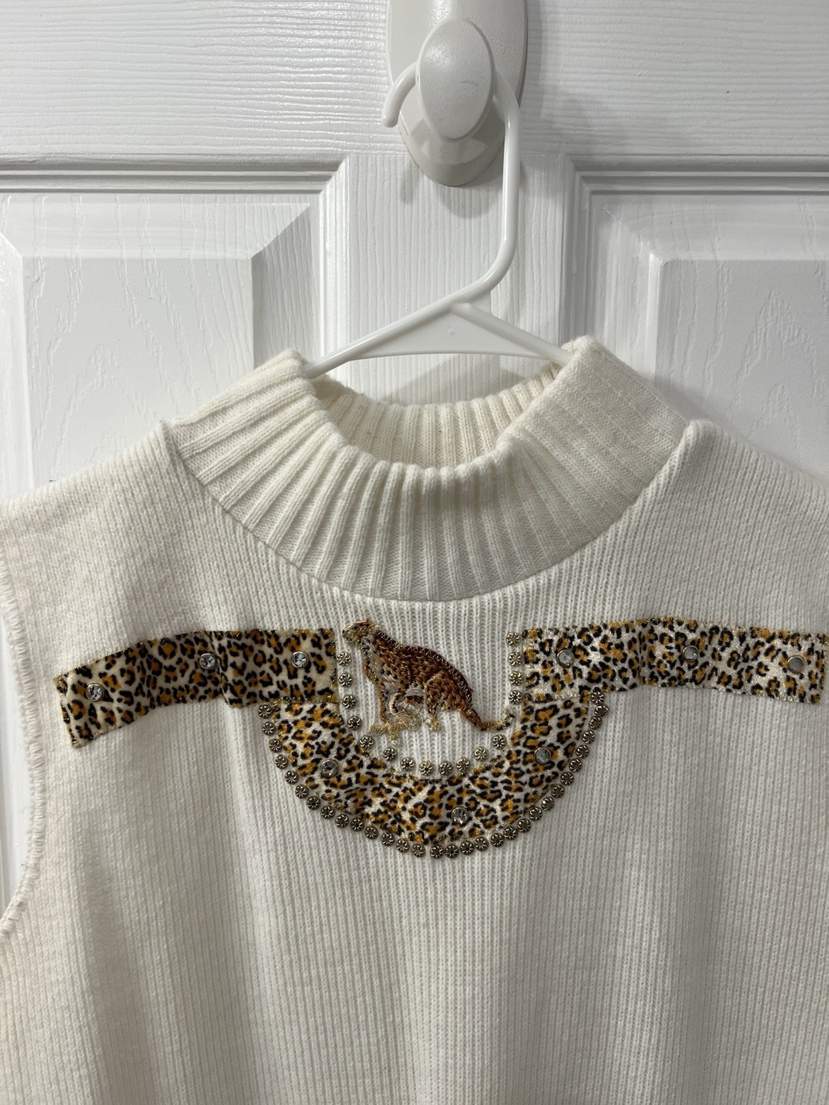 White Vintage Focus USA Sweater With Leopard Prin And Tiger Desing Finds