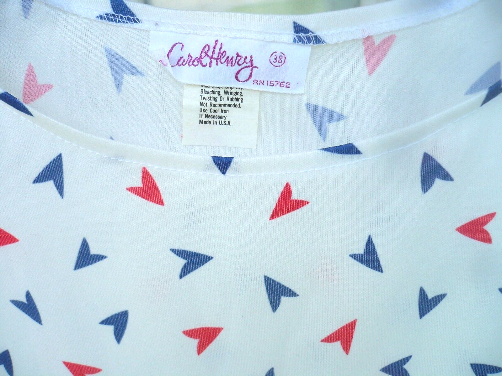 VTG 70S M L CAROL HENRY WHITE POLY KNIT BLOUSE SLEEVELESS RED BLUE ARROW PRINT