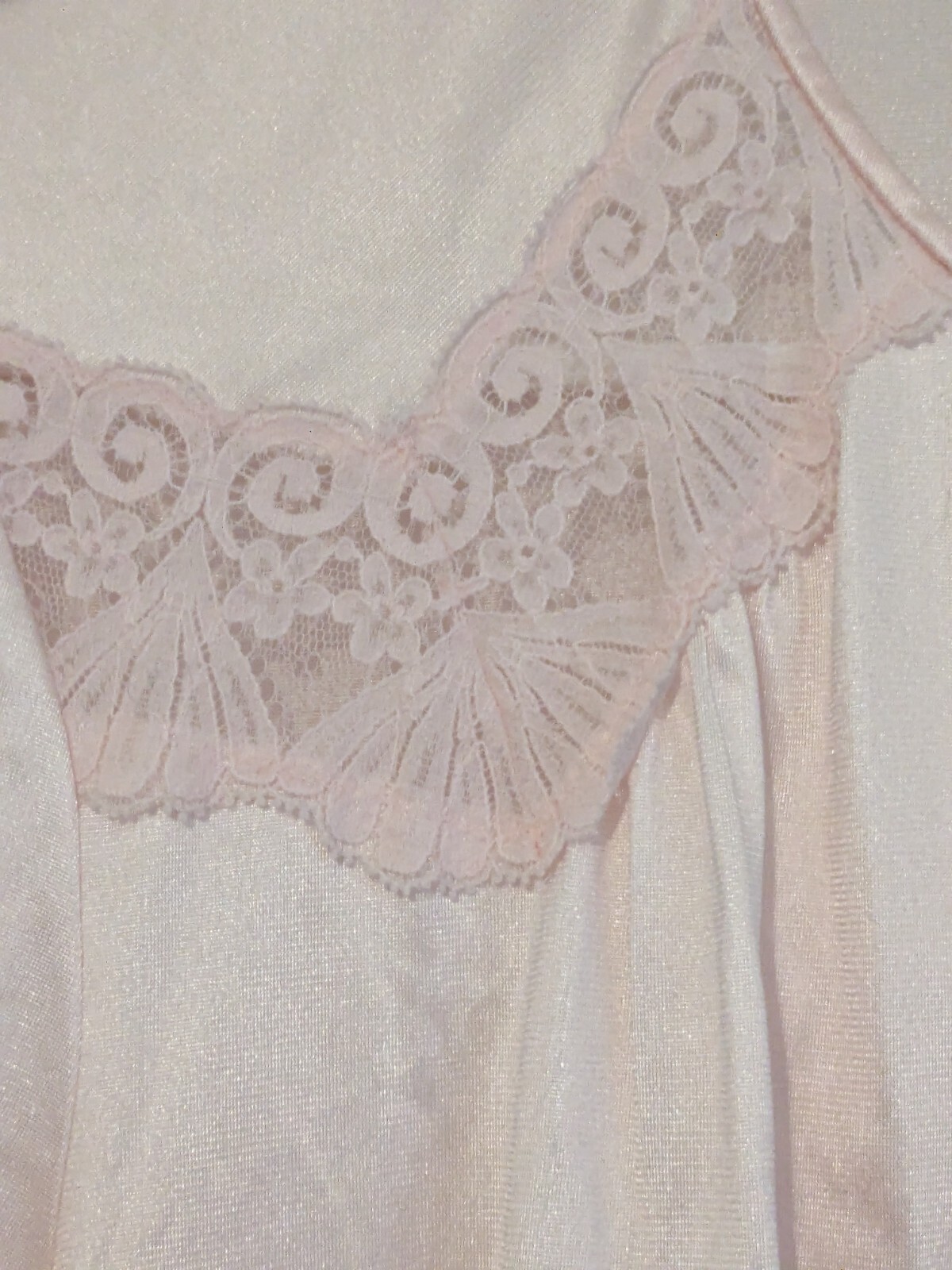 Vintage Vanity Fair Medium Pale Pink Housecoat W/Lace Pockets Covered Buttons