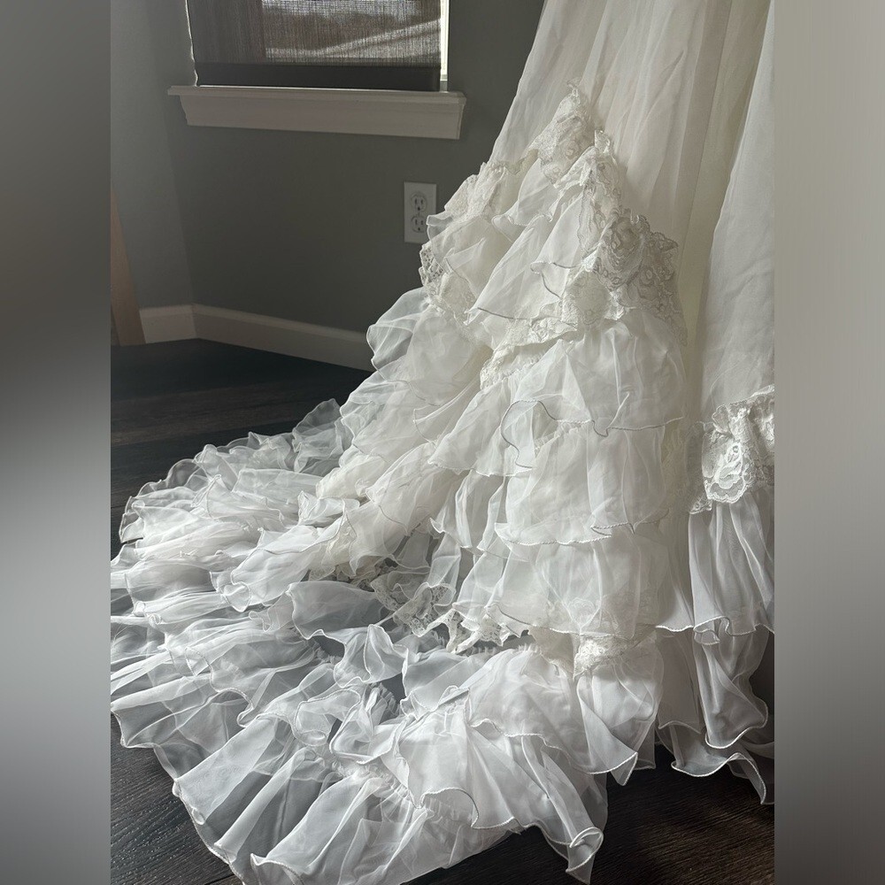 Vintage IGLWU Wedding gown size 6 lace ruffles waterfall beads train