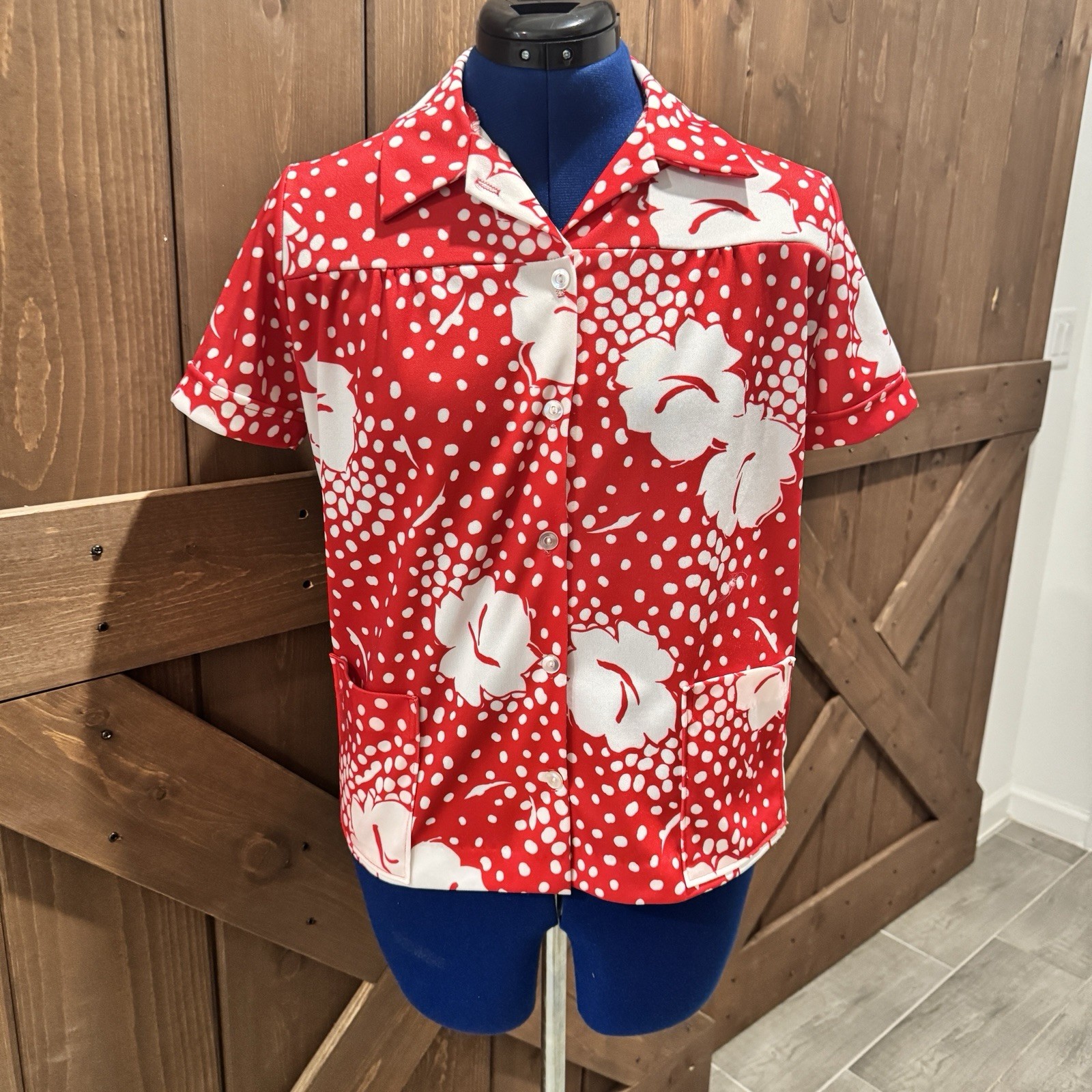 womens Vtg 70s polyester shirt Size small Hawaiian Theme Flowers Vacation Red