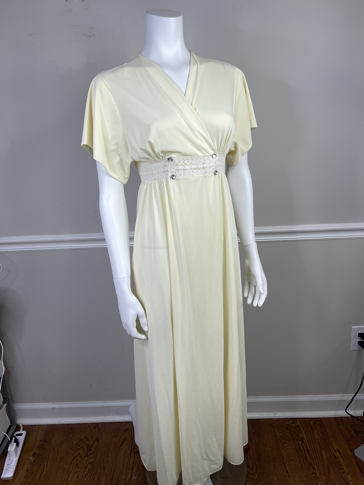 Vintage Shadowline Long Nightgown Womens 32” petite nylon Lace Pearl Snap Wrap