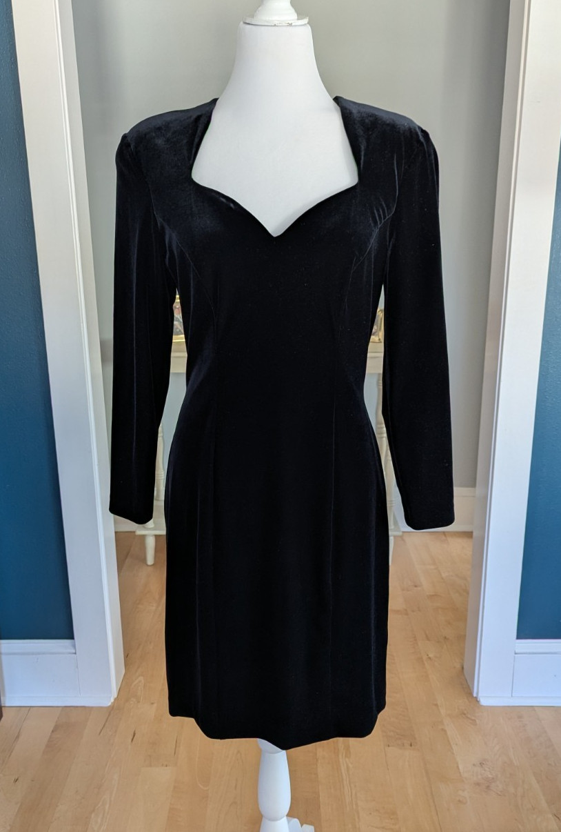 Vintage 90’s Niki Livas Black Velvet Dress Sweetheart Neckline Size 4-6